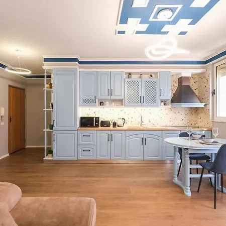 Matisse No15 - One Bedroom With Balcony