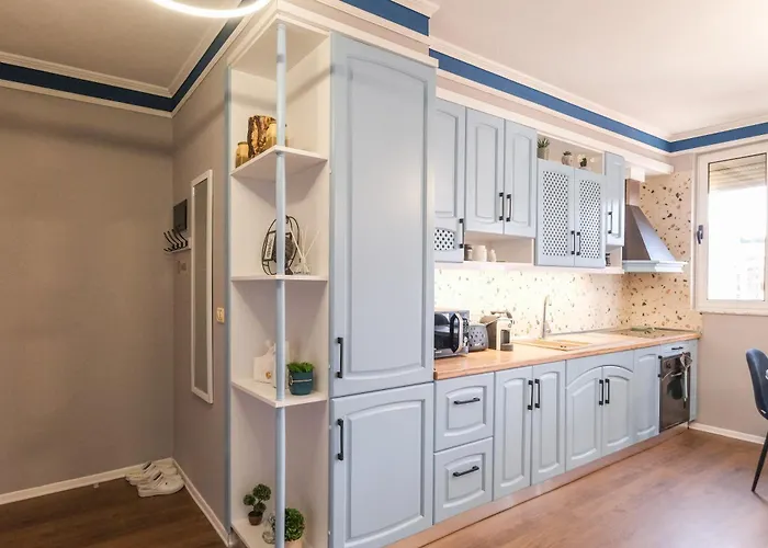 Matisse No15 - One Bedroom With Balcony *